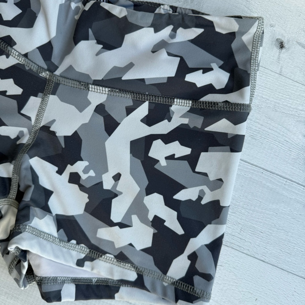 The Barbell Cartel Women’s Camo Gray, Black & White Comp Short 2.5” Size S - Picture 4 of 6